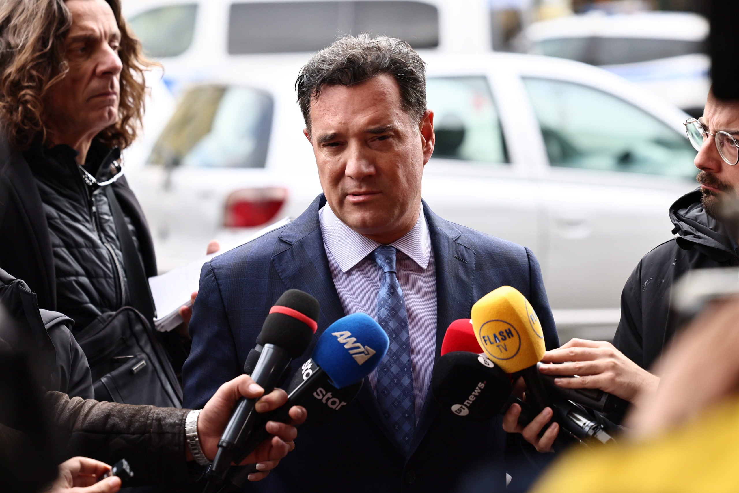 Άδωνις Γεωργιάδης: Υπέβαλε μήνυση κατά της Κωνσταντοπούλου – «Εγώ τις κάνω μέρα και με κοστούμι»