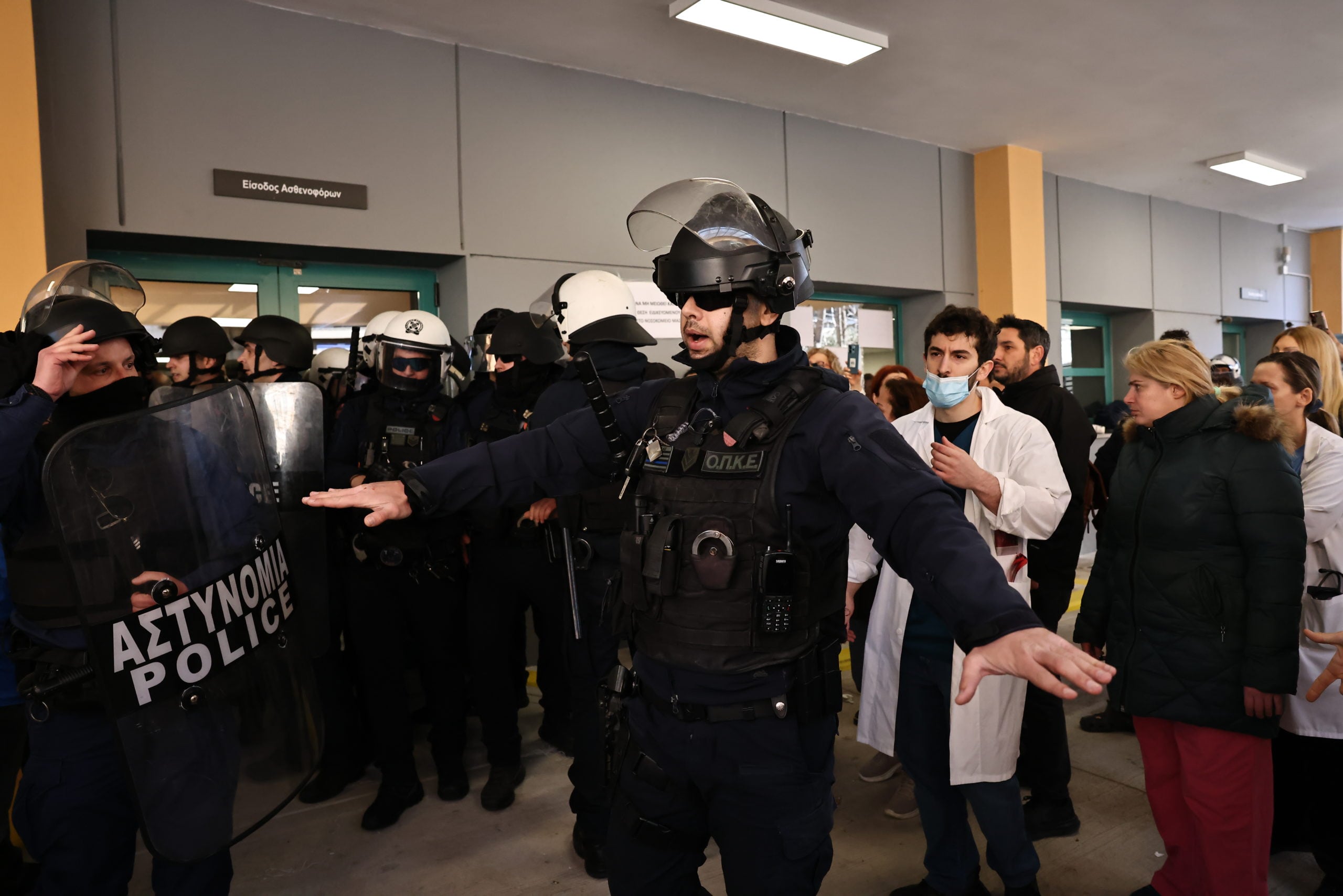 Έντονη πολιτική σύγκρουση για τα επεισόδια στο νοσοκομείο Νίκαιας – Γεωργιάδης: «Χωρίς τα ΜΑΤ θα με είχαν σκοτώσει» 7 Νίκαια Γεωργιάδης