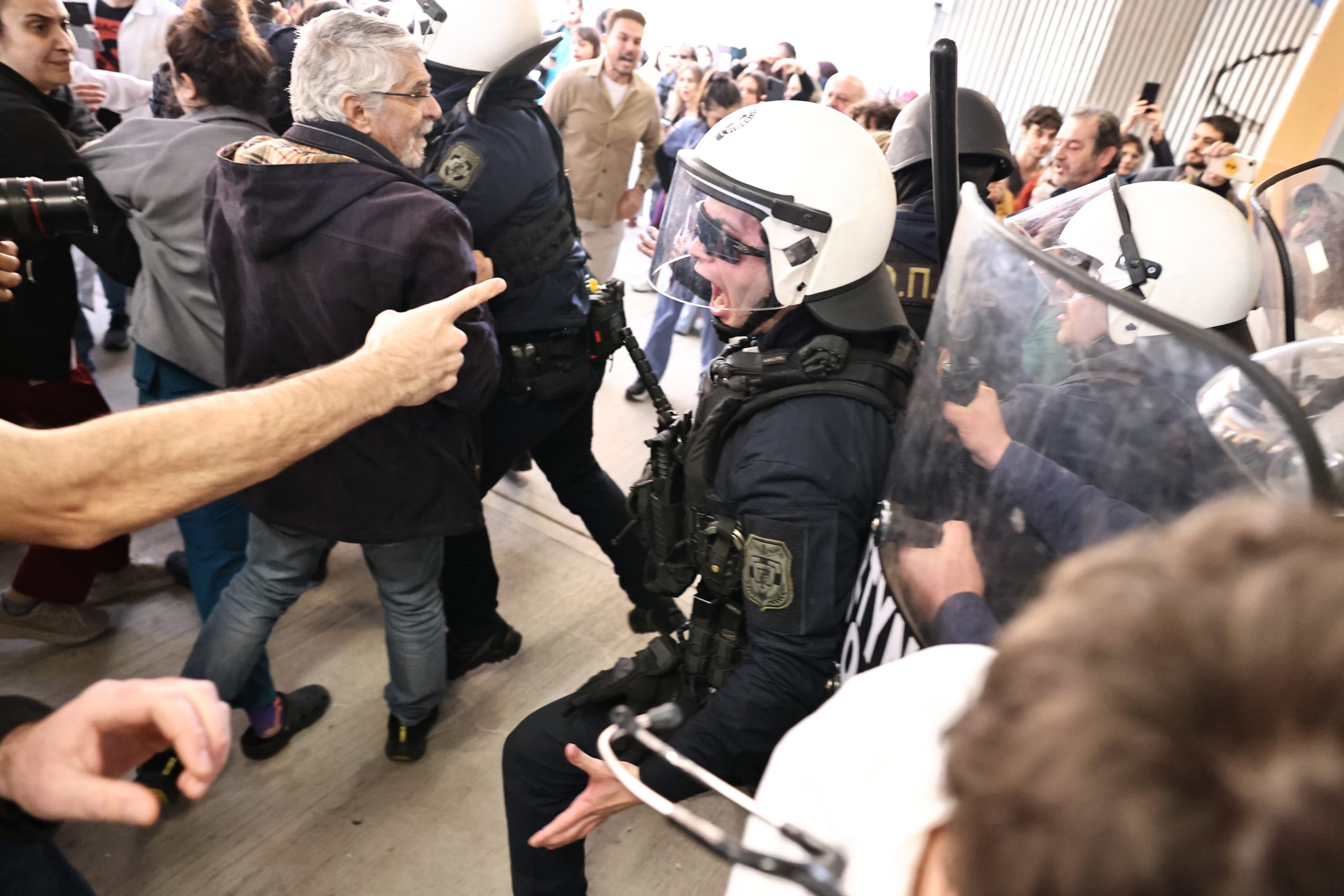 Έντονη πολιτική σύγκρουση για τα επεισόδια στο νοσοκομείο Νίκαιας – Γεωργιάδης: «Χωρίς τα ΜΑΤ θα με είχαν σκοτώσει» 6 Νίκαια Γεωργιάδης