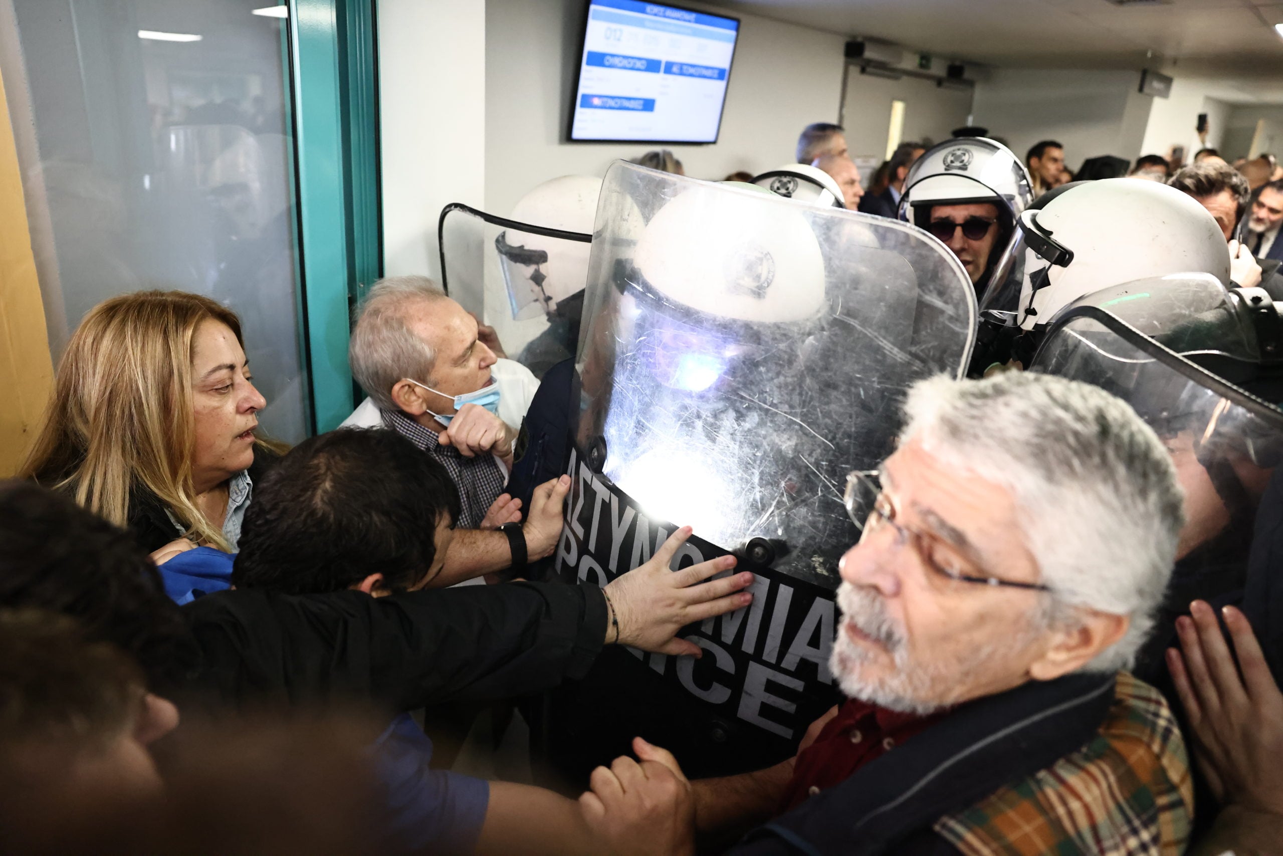 Έντονη πολιτική σύγκρουση για τα επεισόδια στο νοσοκομείο Νίκαιας – Γεωργιάδης: «Χωρίς τα ΜΑΤ θα με είχαν σκοτώσει» 5 Νίκαια Γεωργιάδης