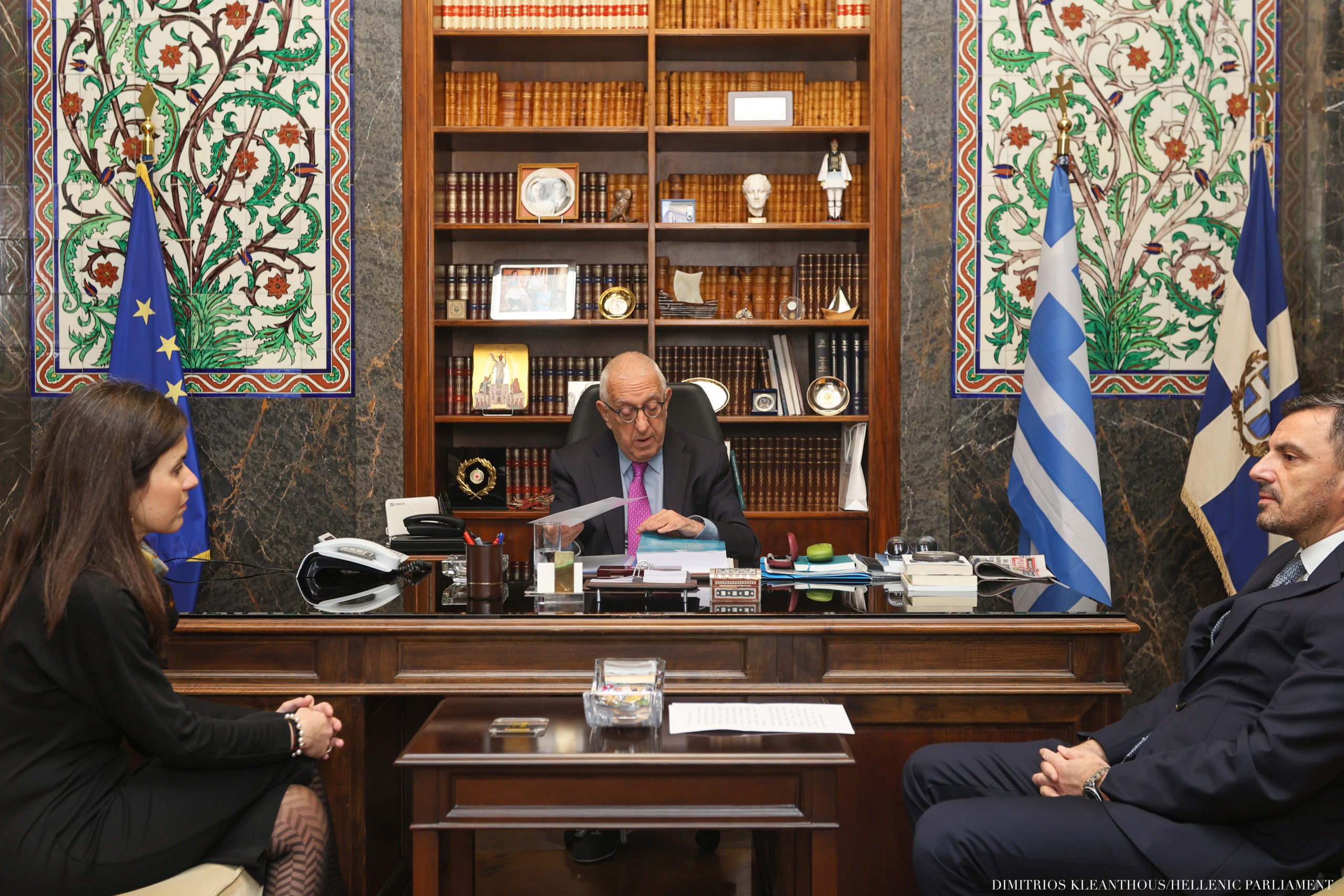 Βουλή: Ο Νικήτας Κακλαμάνης παρέλαβε το πόρισμα της Εξεταστικής για τον ΟΠΕΚΕΠΕ