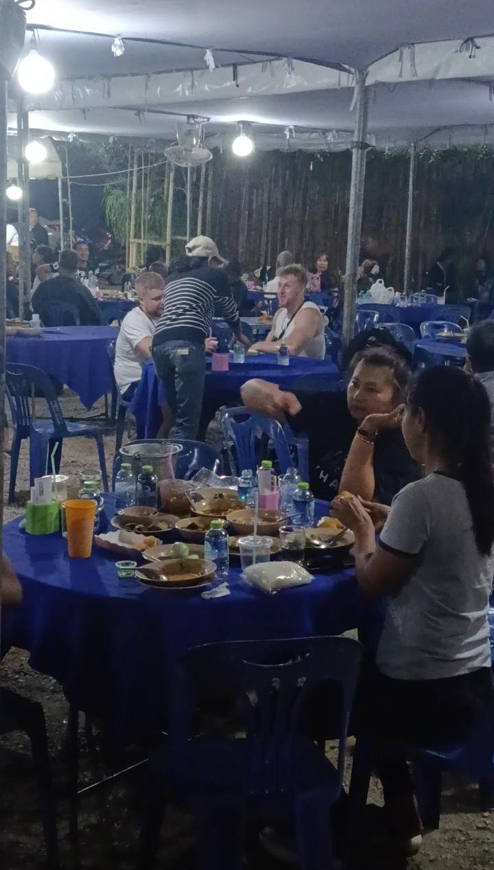 Ταϊλάνδη: Ευρωπαίοι τουρίστες νόμιζαν κηδεία για εστιατόριο και ζήτησαν μενού – Δείτε βίντεο