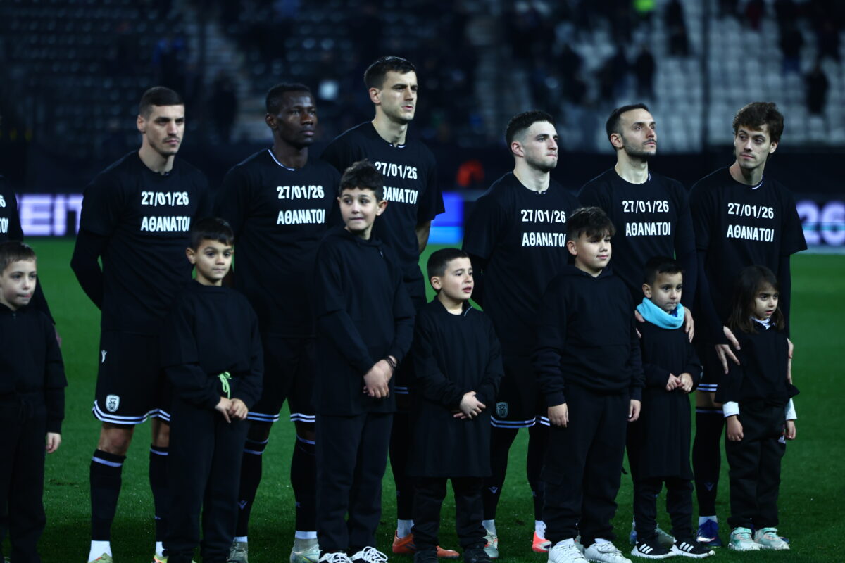 ΠΑΟΚ – Πανσερραϊκός: Συγκίνηση, πλήθος στεφάνια, πυρσοί και «αδέρφια ζείτε, εσείς μας καθοδηγείτε» στην Τούμπα 10 ΠΑΟΚ – Πανσερραϊκός: Συγκίνηση, πλήθος στεφάνια, πυρσοί και «αδέρφια ζείτε, εσείς μας καθοδηγείτε» στην Τούμπα