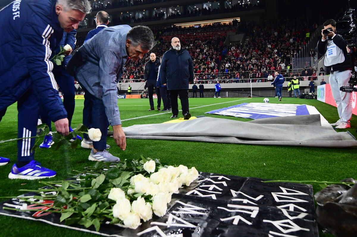 Ολυμπιακός και Παναθηναϊκός απέτισαν φόρο τιμής στα θύματα της Θύρας 7 πριν το ντέρμπι, λευκά τριαντάφυλλα από τις δύο πλευρές