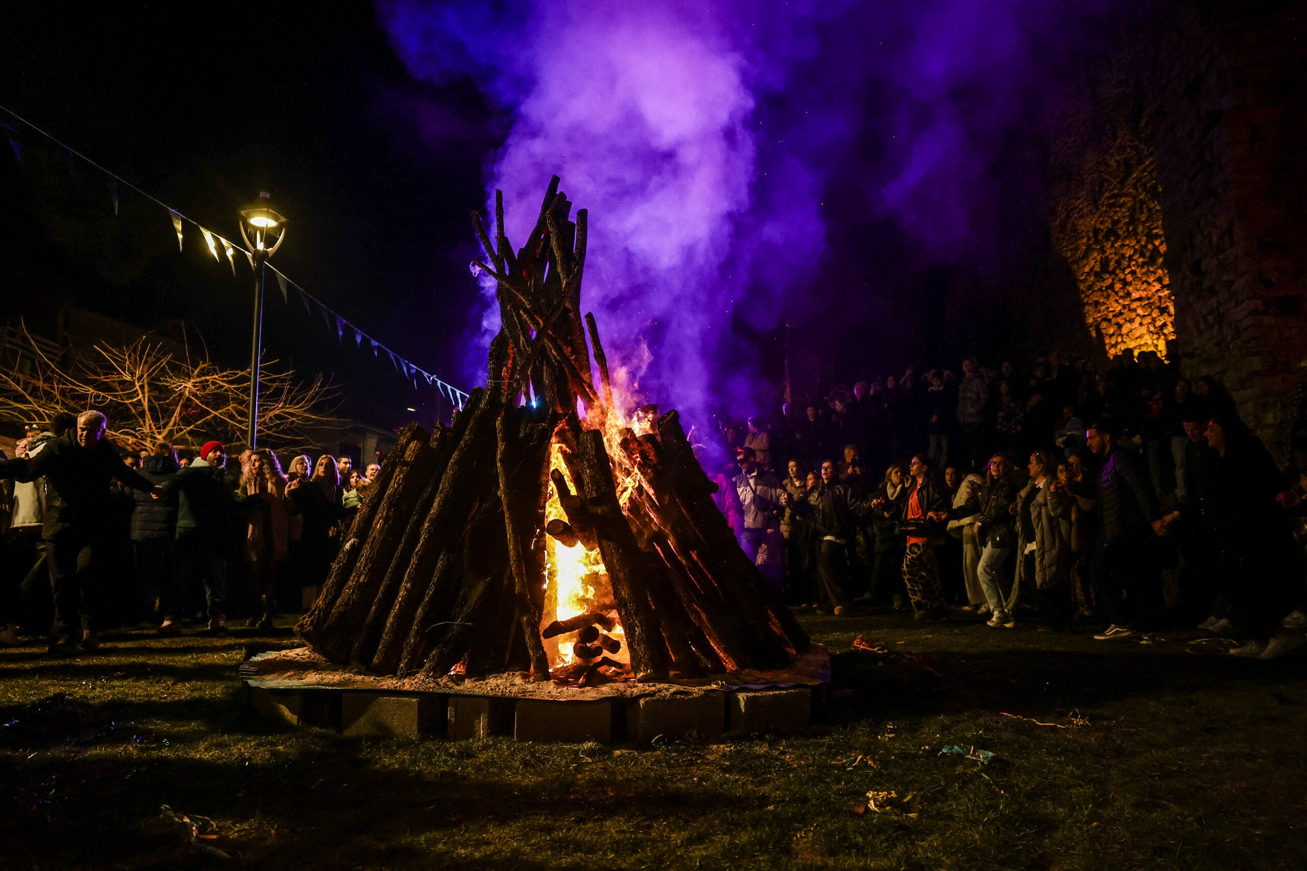Καθαρά Δευτέρα: Από το σκανδαλώδες έθιμο στον Τύρναβο έως τα αλευρομουτζουρώματα στο Γαλαξίδι