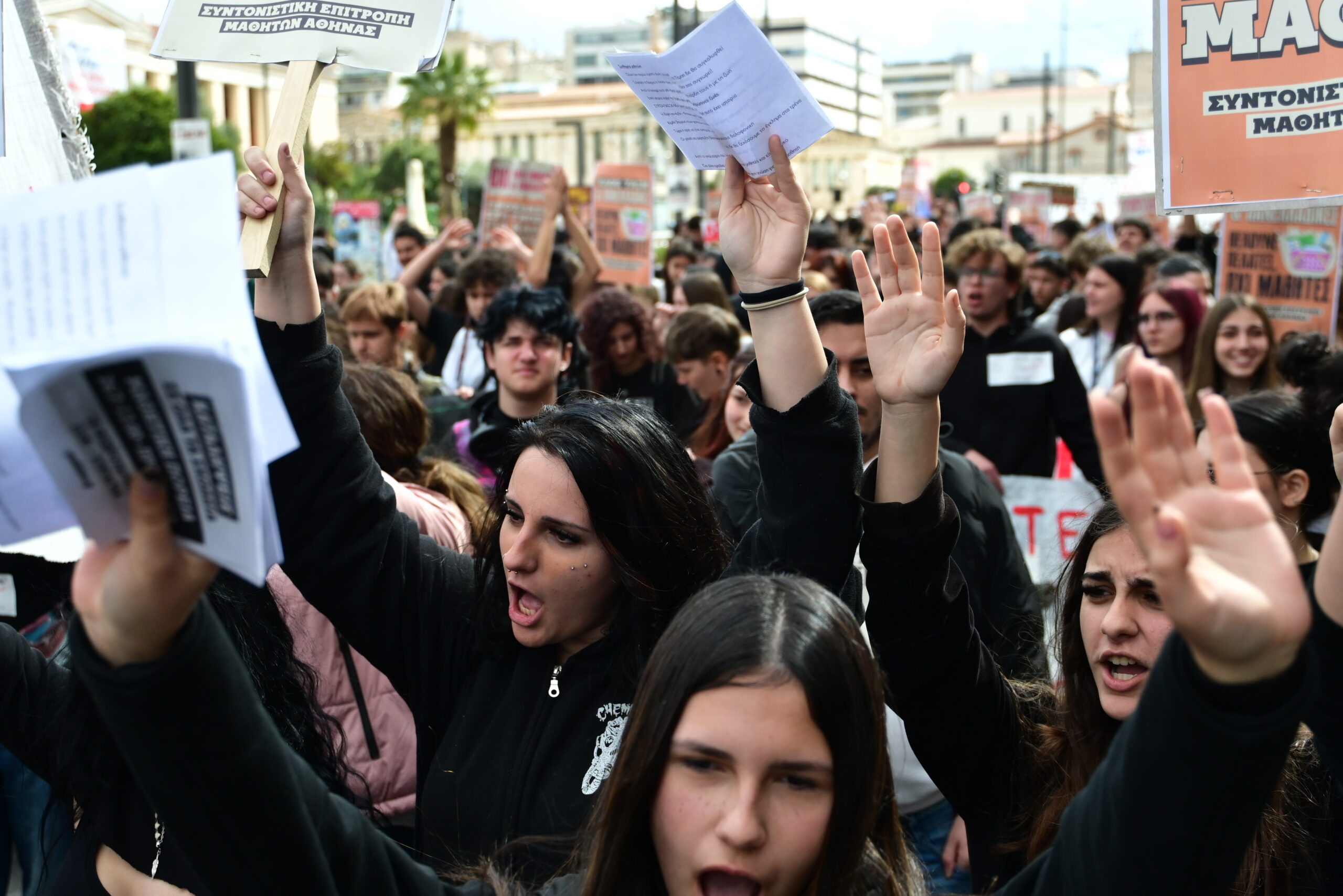 Τέμπη: Μαθητικό και φοιτητικό συλλαλητήριο σε πλήρη εξέλιξη σε Αθήνα και Θεσσαλονίκη