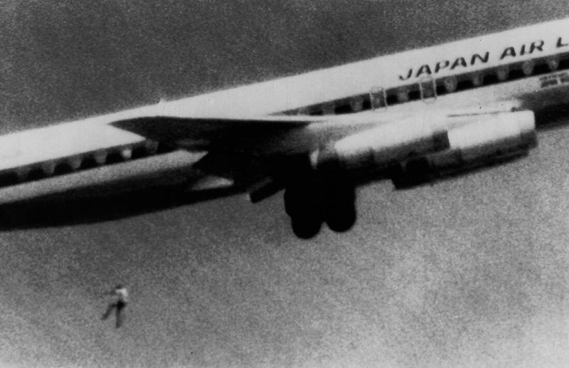 «Το παιδί που κατέβηκε από τον ουρανό»: Η συγκλονιστική ιστορία του 14χρονου που κρύφτηκε στις ρόδες αεροπλάνου