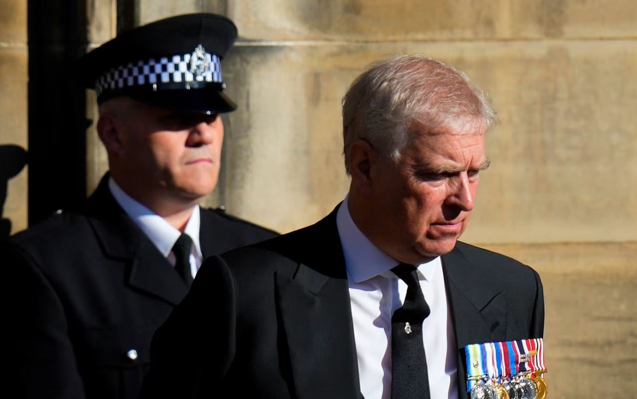 «Σεισμός» στη Βρετανία με την σύλληψη του Άντριου – Οι προσπάθειες της βασιλικής οικογένειας να αποστασιοποιηθεί από τον έκπτωτο πρίγκιπα