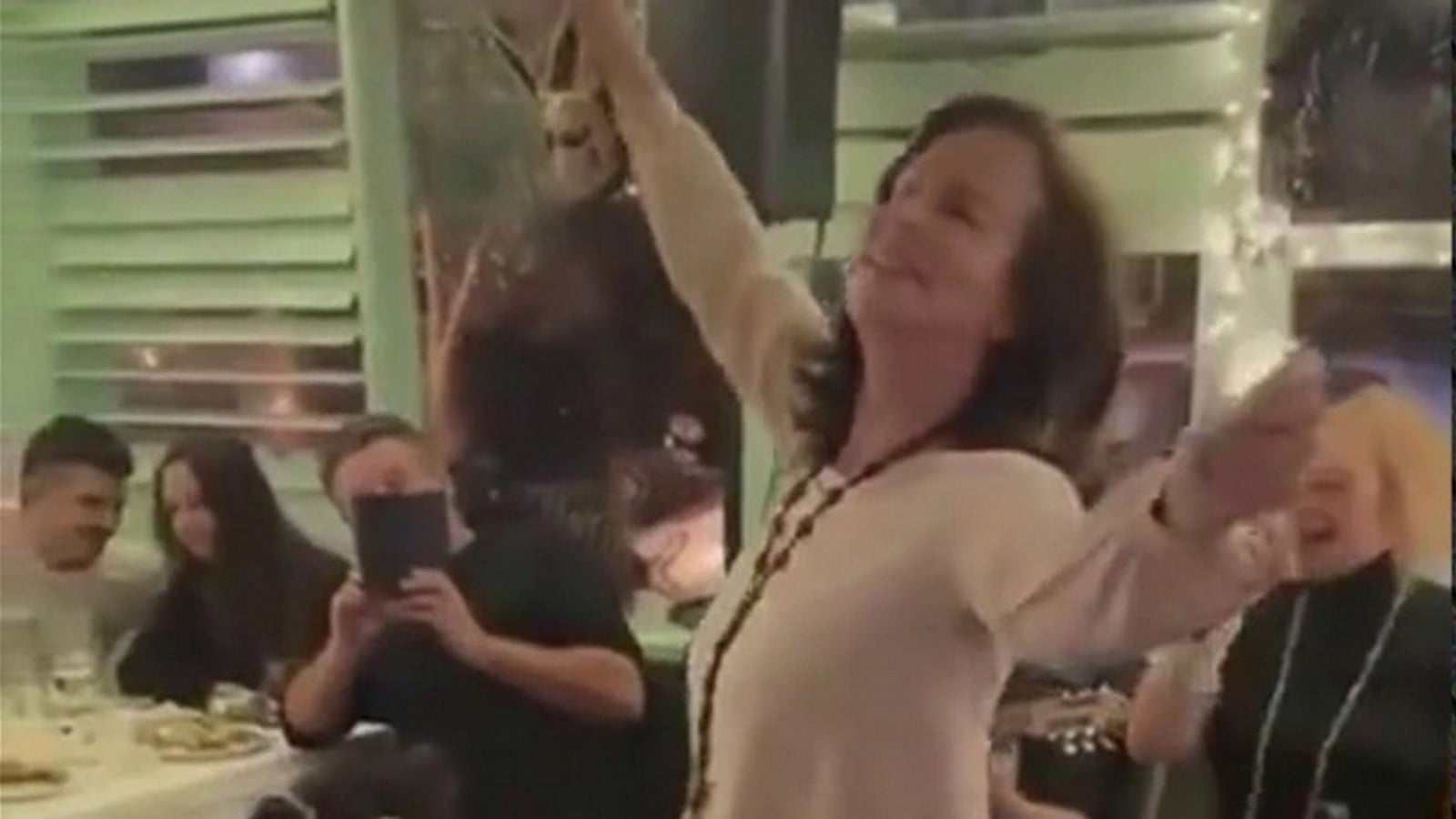 Άννα Διαμαντοπούλου: Χόρεψε ζεϊμπέκικο στην Κοζάνη και έδωσε ευχές για τις Απόκριες – Δείτε το βίντεο