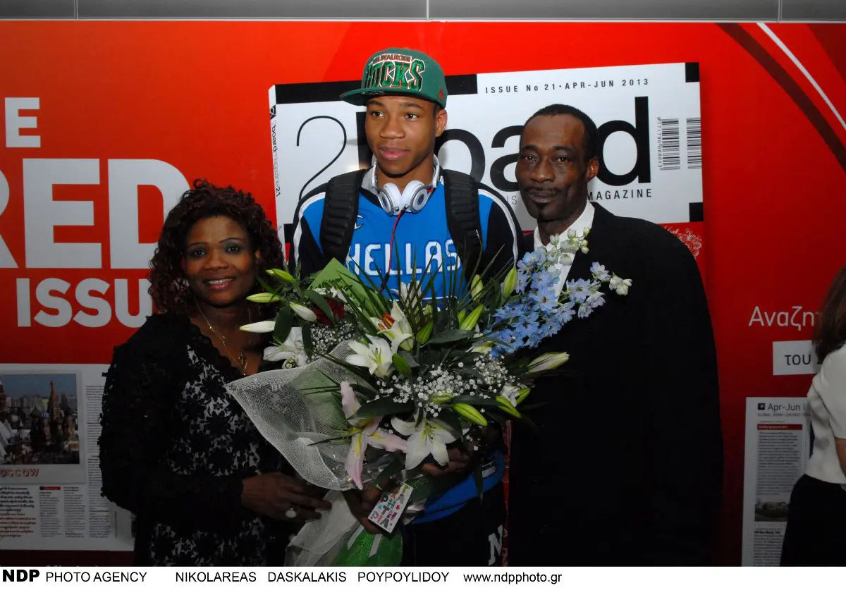 Φράνσις Αντετοκούνμπο: «Χωρίς χαρτιά, ο Γιάννης ανέτρεψε τα πάντα» – Η απώλεια του πατέρα και τα χρόνια στη Νιγηρία 4 O Γιάννης Αντετοκούνμπο με τους γονείς του