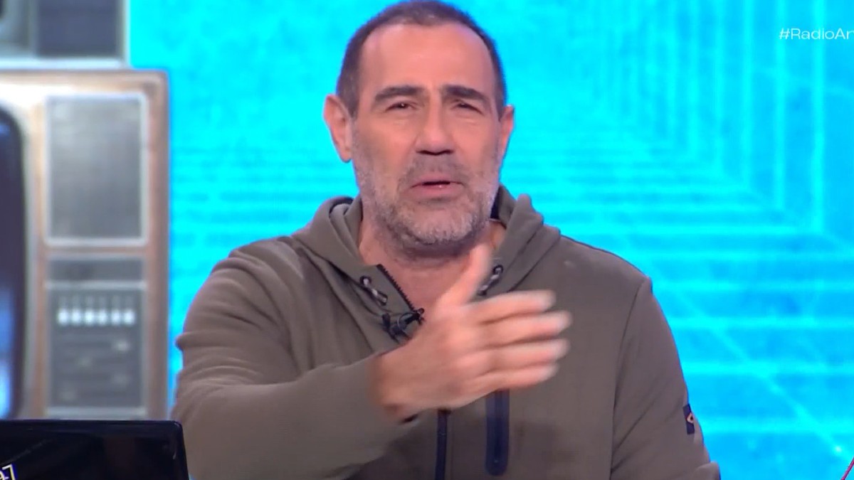 Αντώνης Κανάκης – Το «Ράδιο Αρβύλα» στο σκοτάδι: «Ο λατρεμένος μας ΔΕΔΔΗΕ…»