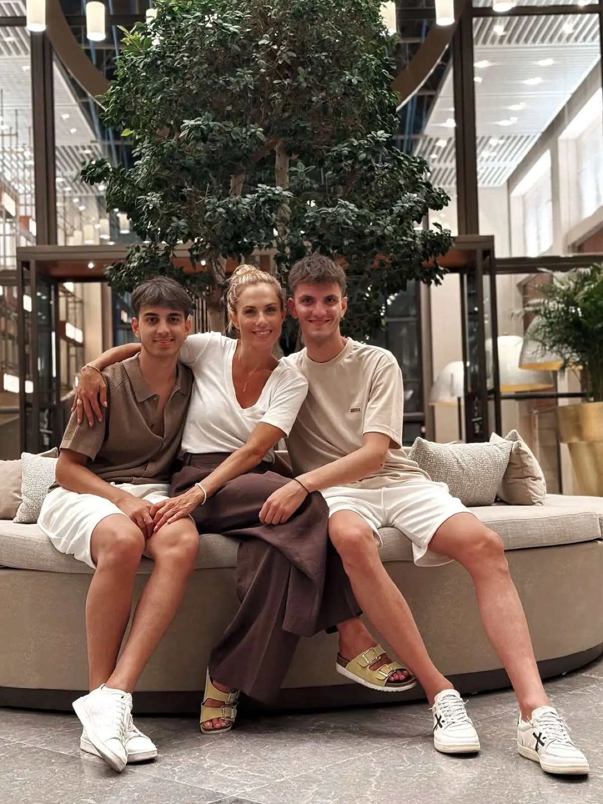 Η Ντορέττα Παπαδημητρίου με τους γιους της