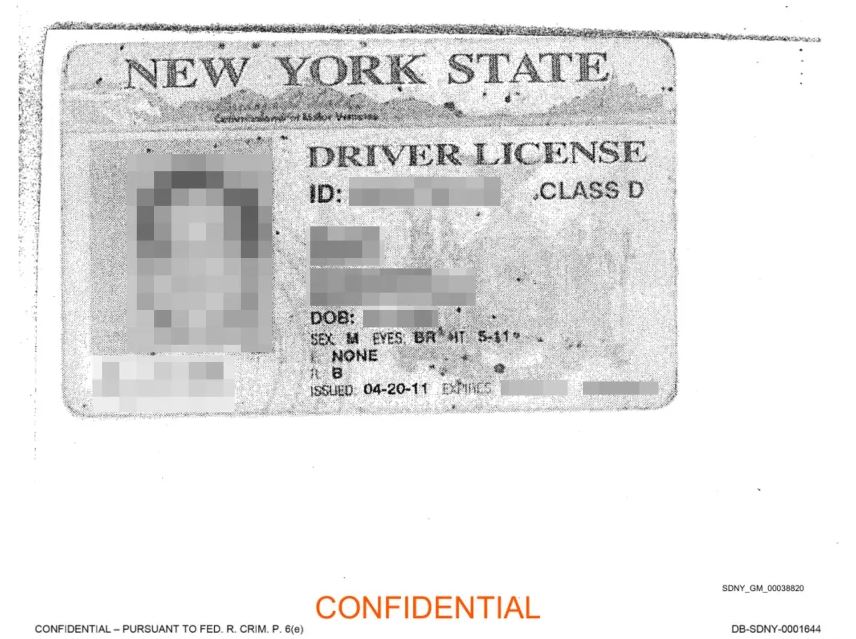 ΗΠΑ: Σφάλμα του υπουργείου Δικαιοσύνης με δημοσίευση ακατέργαστων φωτογραφιών από τα αρχεία του Επστάιν 5 ΗΠΑ: Σφάλμα του υπουργείου Δικαιοσύνης με δημοσίευση ακατέργαστων φωτογραφιών από τα αρχεία του Επστάιν