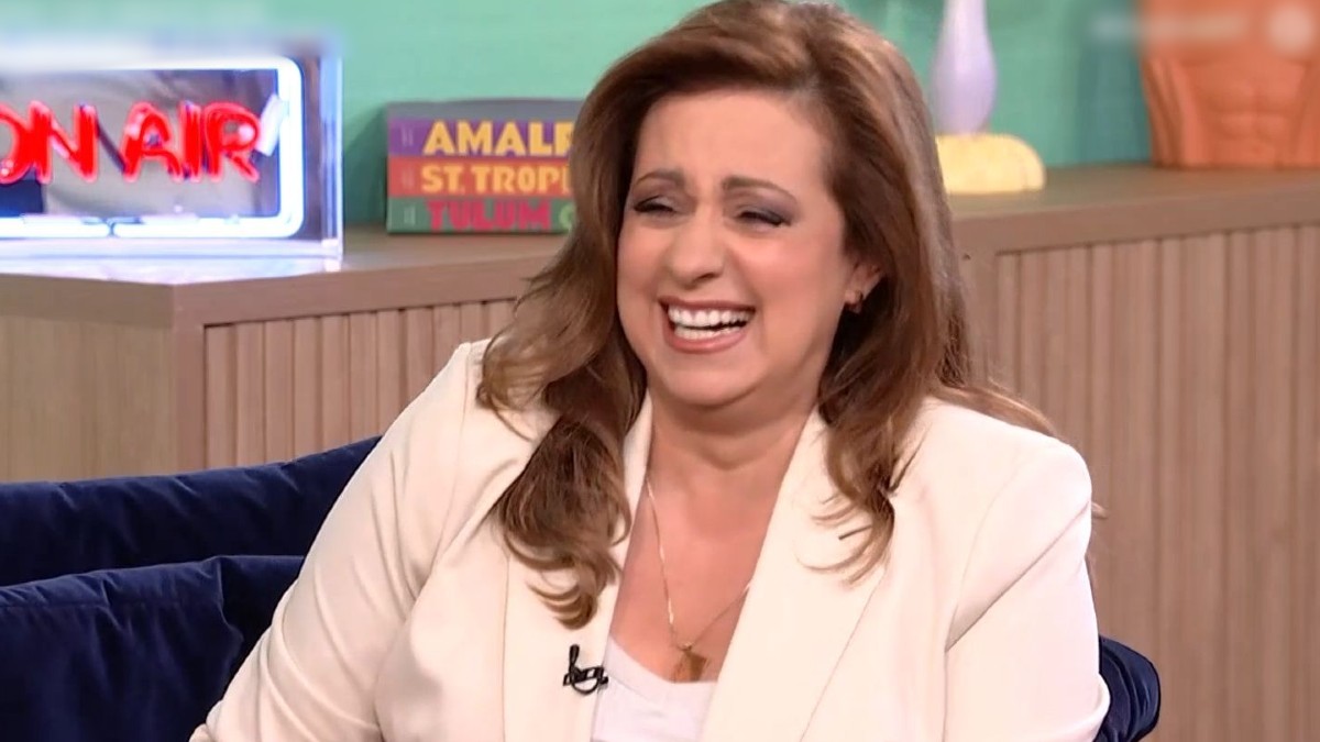 Ευαγγελία Μουμούρη για τον άντρα της: «Μια πλάτη του έχω σε φωτογραφία και αρκετό του είναι!»