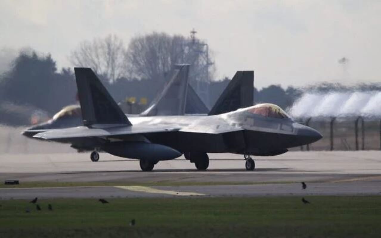 Μέση Ανατολή: Πολεμικές εντάσεις με ταξιδιωτικές προειδοποιήσεις και άνοιγμα καταφυγίων στο Ισραήλ – Οι πρεσβείες που κλείνουν και τα F-22