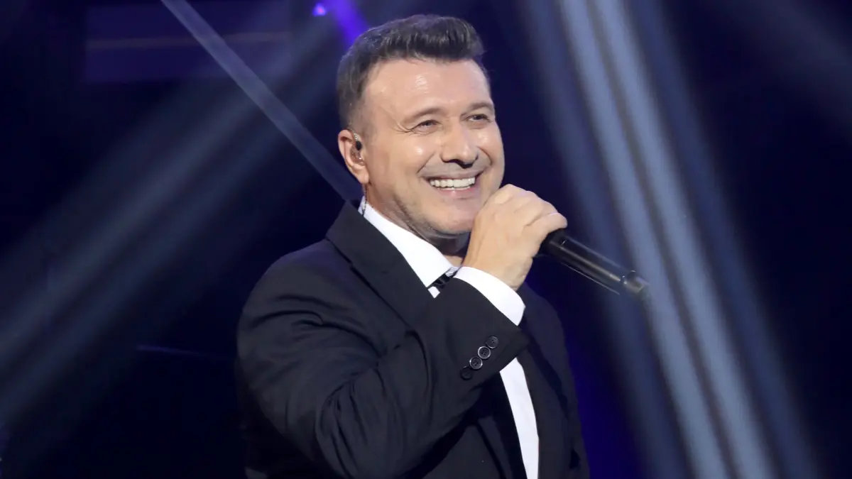 Ο Γιάννης Πλούταρχος τραγουδάει στην σκηνή