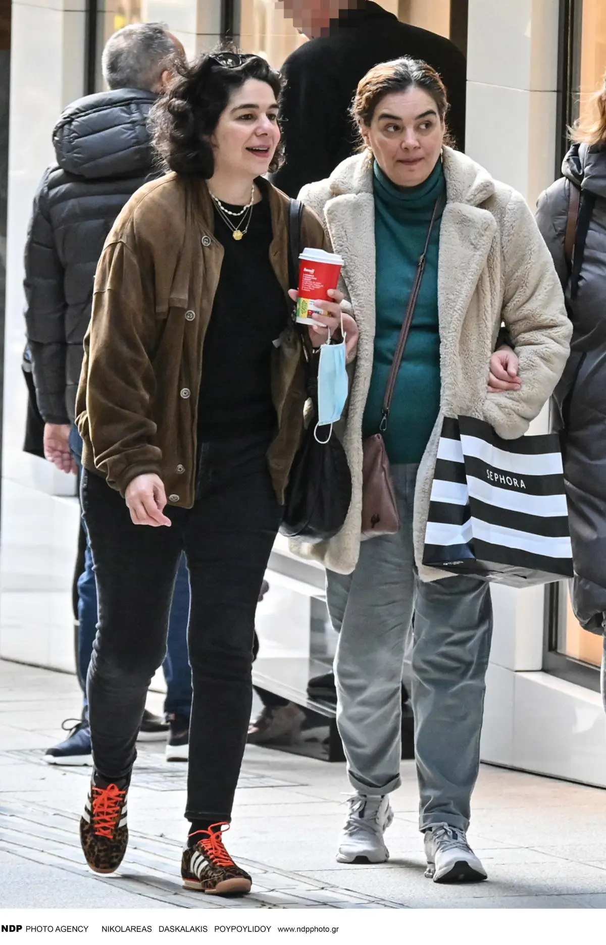 Γωγώ Μπρέμπου: Αποκλειστική εμφάνιση με την αδερφή της Χριστίνα – Η σύνδεση με τον Χριστόφορο Παπακαλιάτη 9 Η Γωγώ Μπρέμπου με την αδερφή της, Χριστίνα