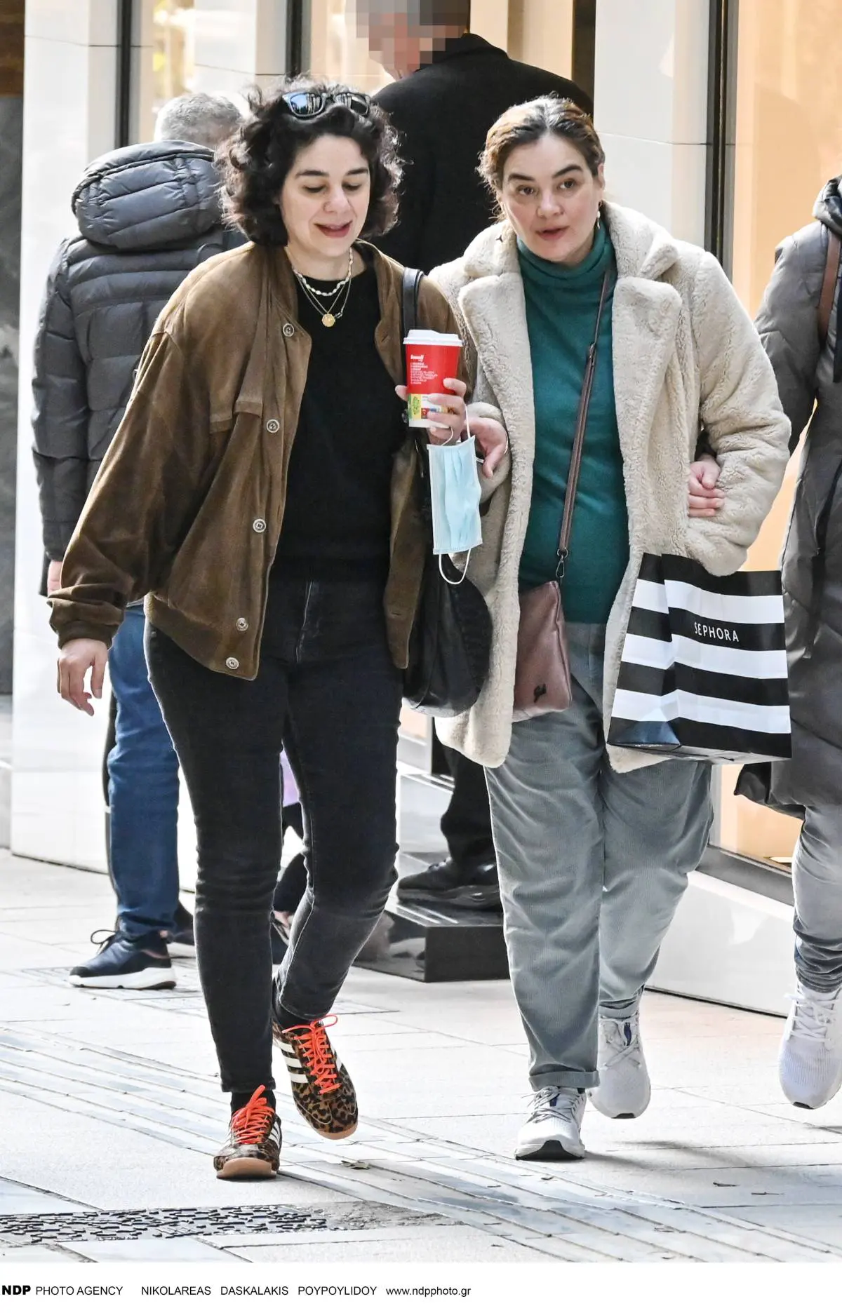 Γωγώ Μπρέμπου: Αποκλειστική εμφάνιση με την αδερφή της Χριστίνα – Η σύνδεση με τον Χριστόφορο Παπακαλιάτη 10 Η Γωγώ Μπρέμπου με την αδερφή της, Χριστίνα