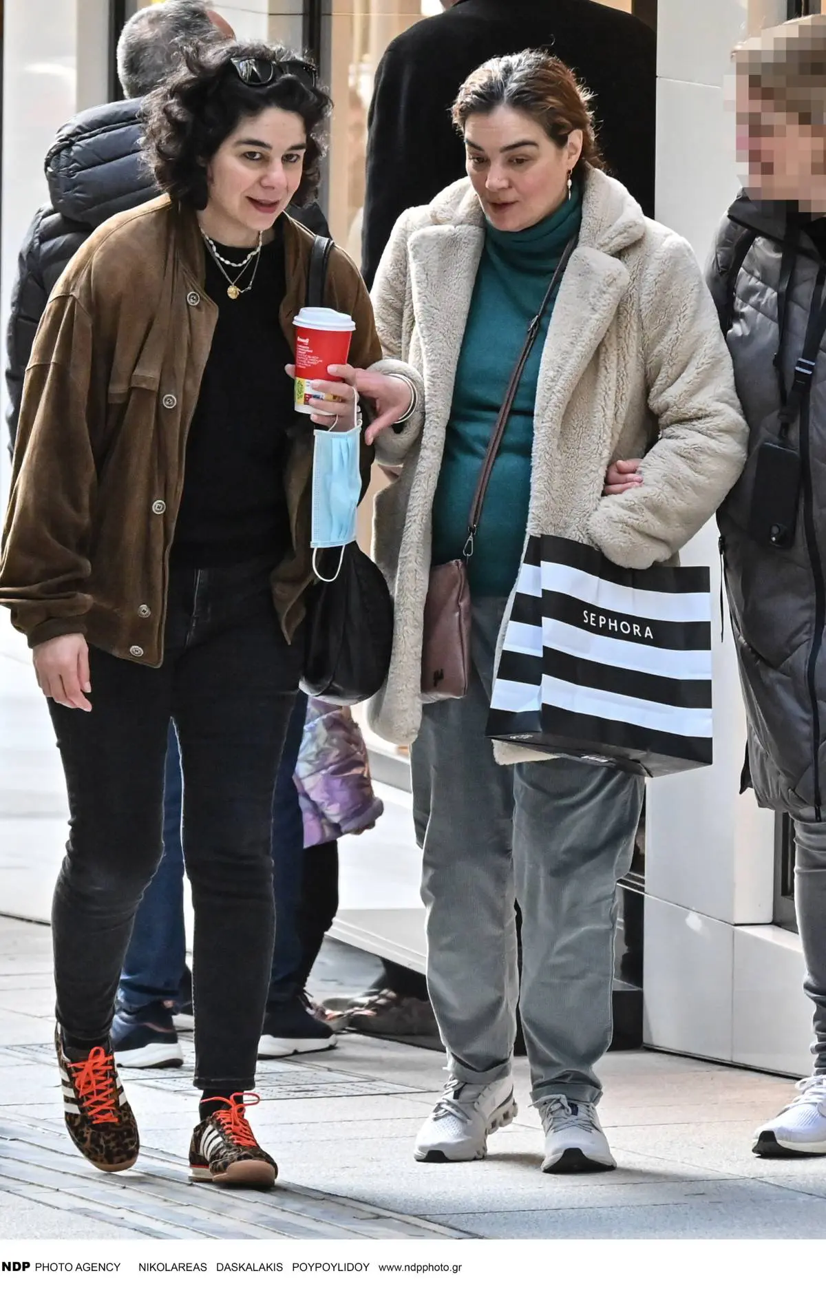 Γωγώ Μπρέμπου: Αποκλειστική εμφάνιση με την αδερφή της Χριστίνα – Η σύνδεση με τον Χριστόφορο Παπακαλιάτη 7 Η Γωγώ Μπρέμπου με την αδερφή της, Χριστίνα