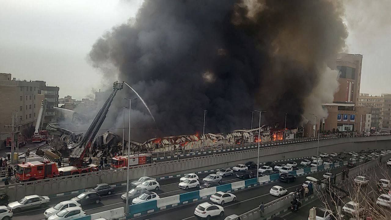 Ιράν: Εντυπωσιακό βίντεο από τεράστια πυρκαγιά σε αγορά της Τεχεράνης – Πυκνός καπνός σκεπάζει την πόλη