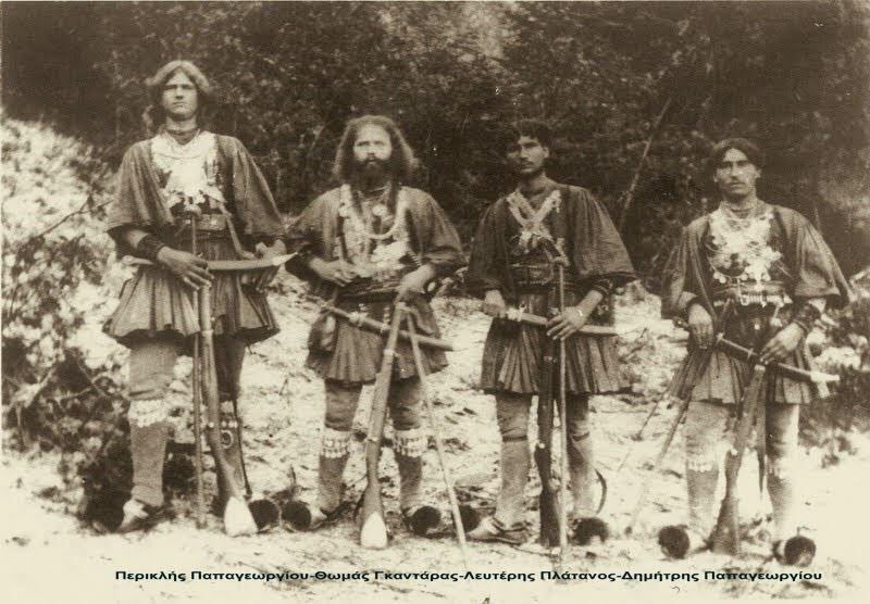 Αρχές του αιώνα: Προσέξτε τον επιβλητικό Περικλή Παπαγεωργίου στα αριστερά μεταξύ των Ελλήνων ληστών