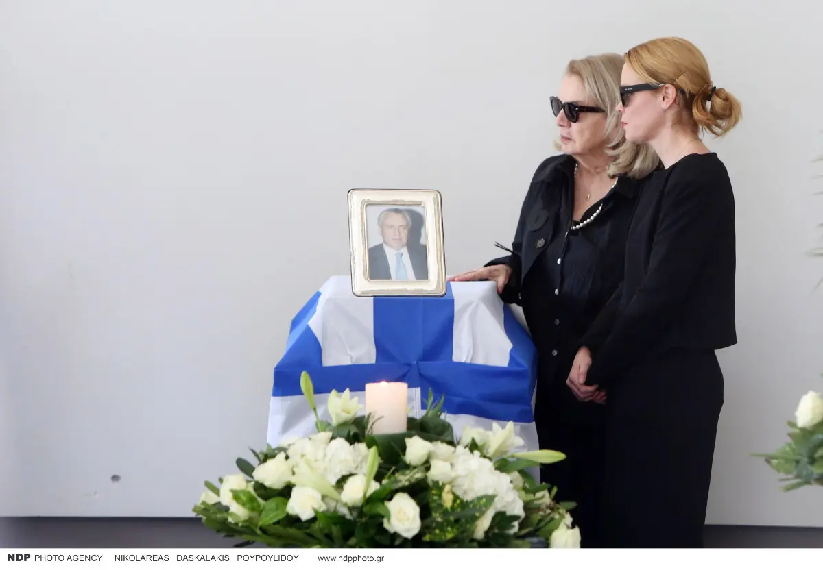 Το τελευταίο αντίο στον Αναστάση Παπαληγούρα: Συντετριμμένη η κόρη του, Λένα 9 Η Λένα Παπαληγούρα μπροστά στο φέρετρο του πατέρα της, Αναστάση Παπαληγούρα