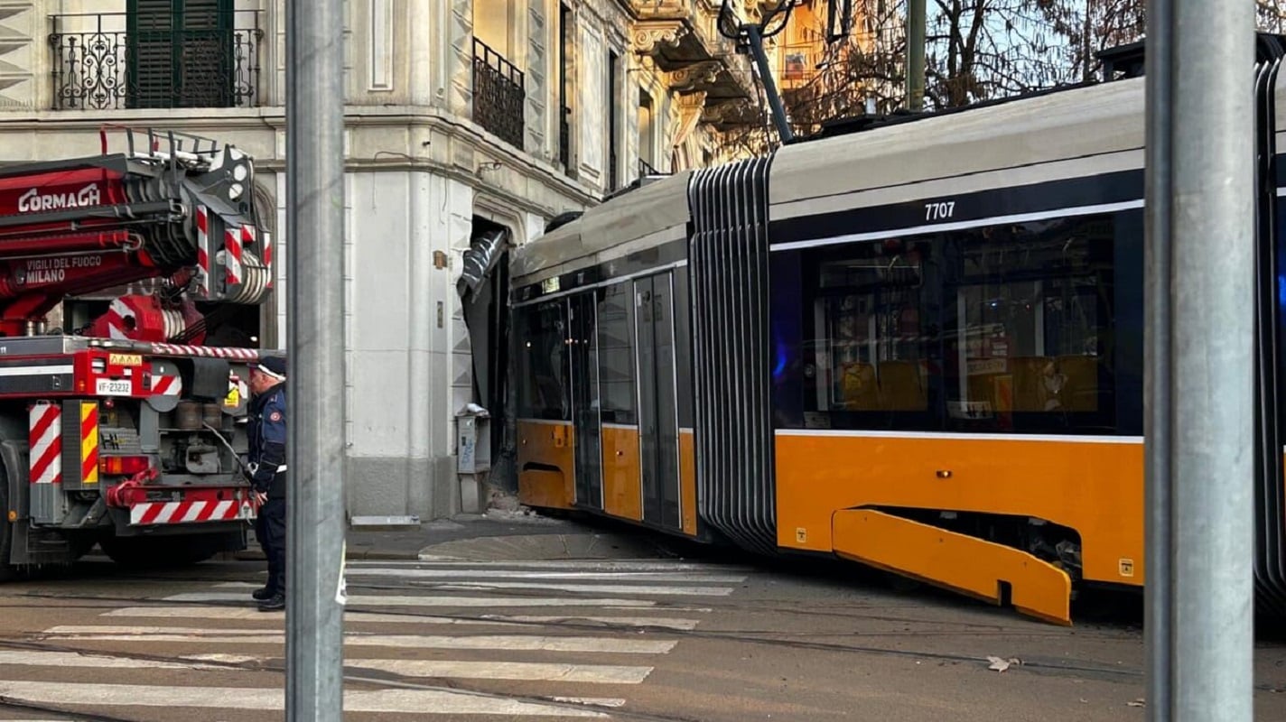 Μιλάνο: «Κινούταν με ιλιγγιώδη ταχύτητα» – Σκηνές πανικού από τον εκτροχιασμό του τραμ 9 στην Porta Venezia