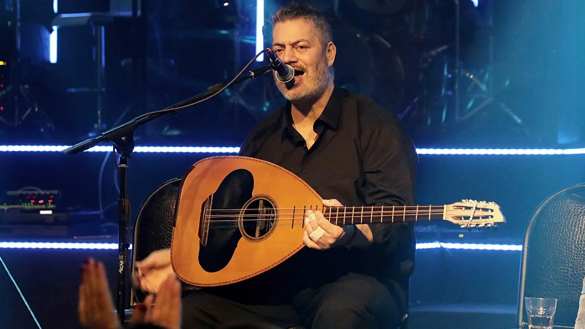 Κονταρός για Βανδή – Μπισμπίκη: «Όταν γίνει ο γάμος, ελπίζω να είμαι κουμπάρος» 4 Ο Μανώλης Κονταρός στη σκηνή