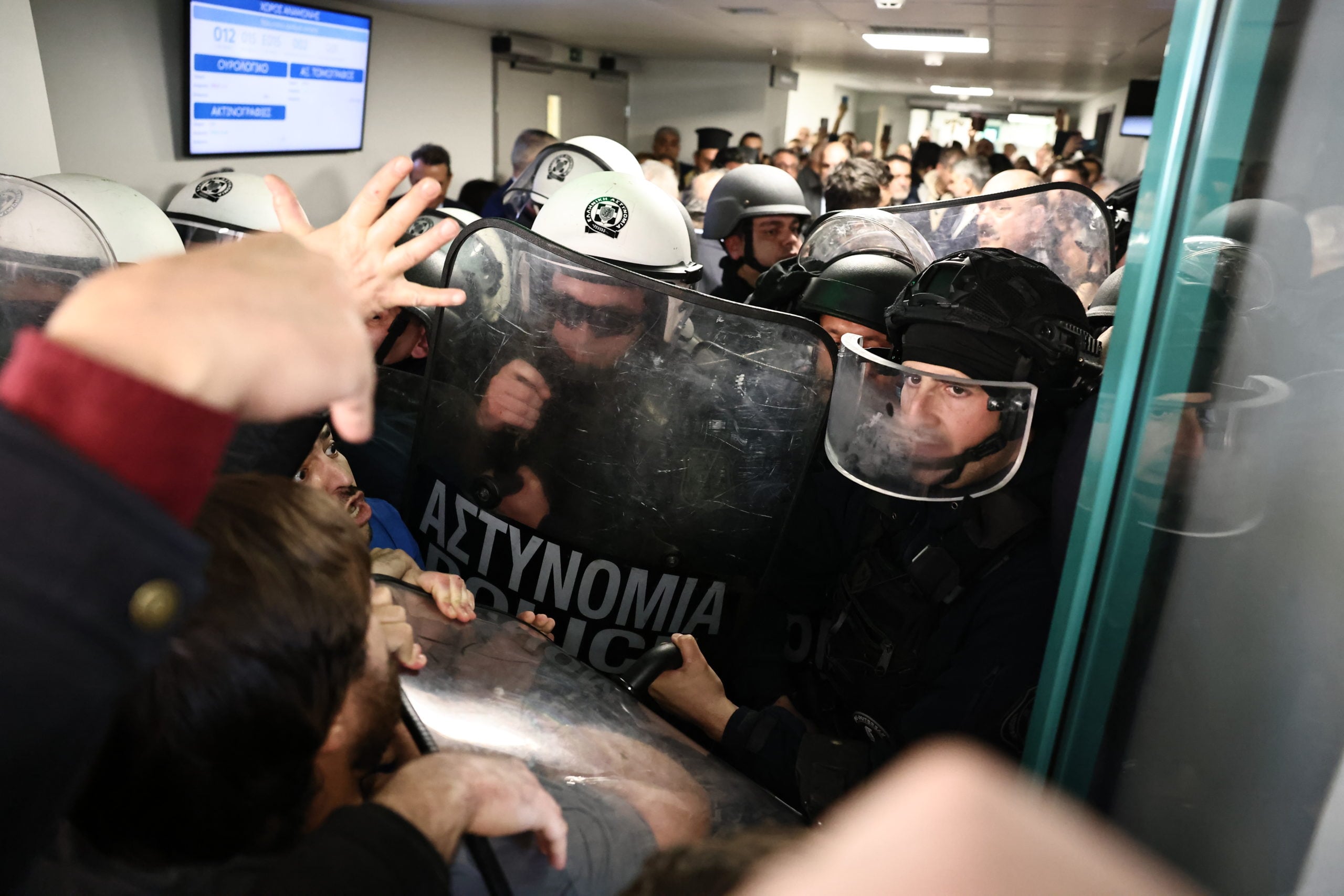 Παπανικολάου για Νίκαια: «Εισέβαλε μια στρατιά πάνοπλων αστυνομικών, σαν ρωμαϊκή λεγεώνα του Αστερίξ» – Η αντίδραση στις δηλώσεις Γεωργιάδη