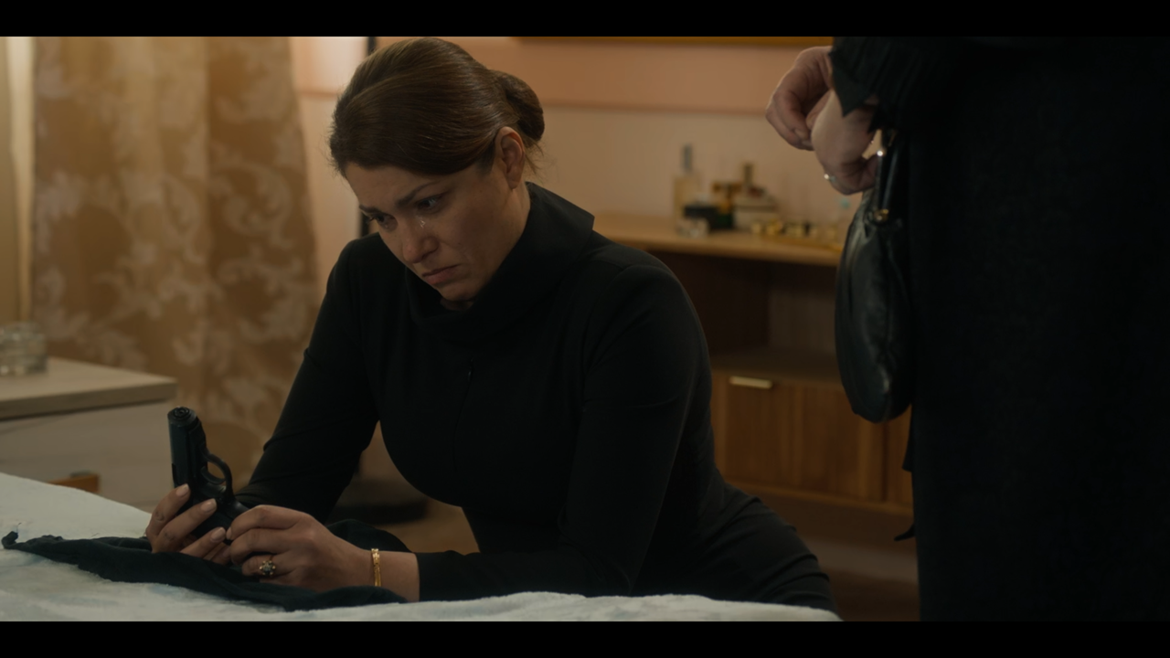 Porto Leone: Στη γειτονιά με τα κόκκινα φανάρια – Η Γαλήνη, με ένα πιστόλι στο χέρι, χτυπά την πόρτα της Αλεξάνδρας