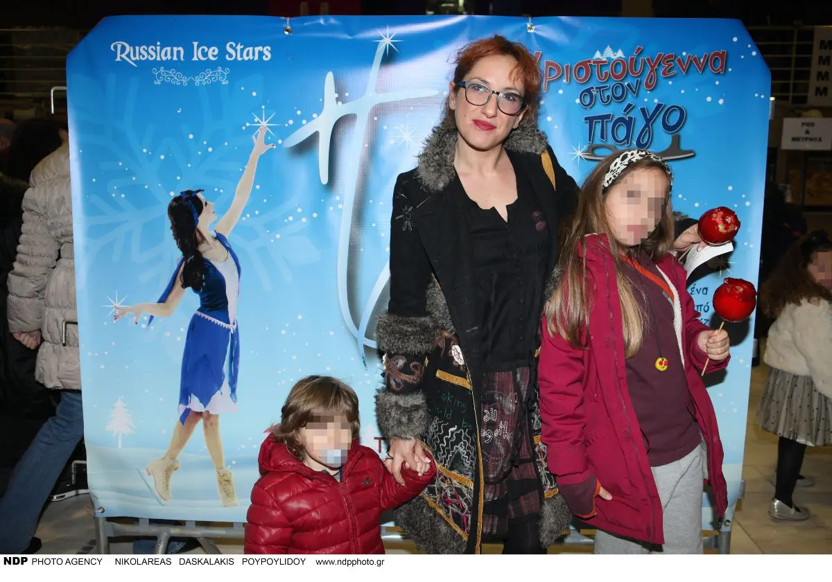 Η Φωτεινή Ψυχίδου με την κόρη της, Ιόλη Στόκα και τον γιο της, Θανάση Κοργιαλά