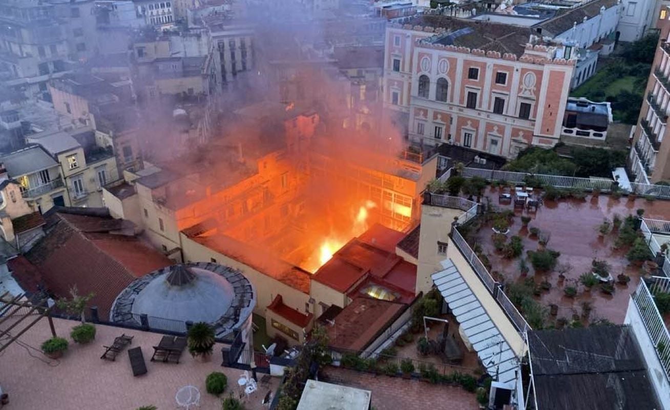 Νάπολη: Σημαντικές ζημιές από πυρκαγιά στο ιστορικό θέατρο Σανατζάρο – Δείτε βίντεο