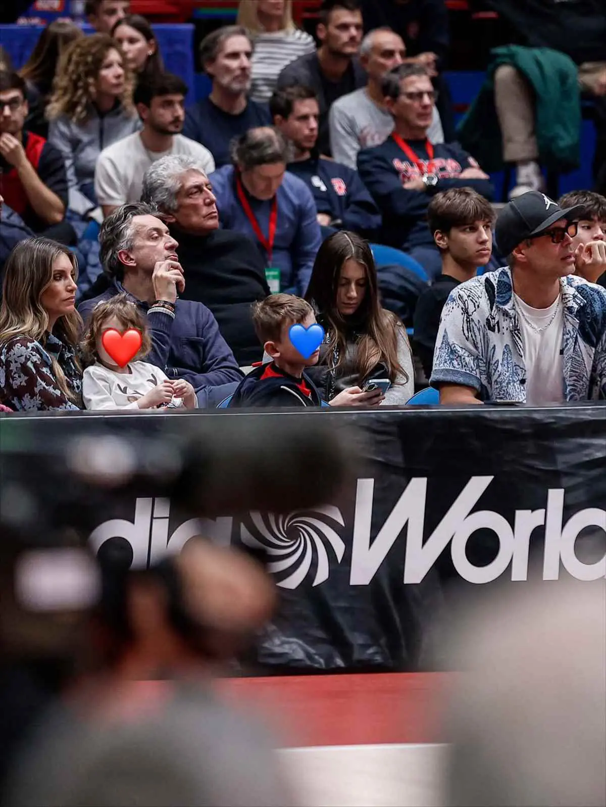 Οικονομάκου: Στην Ιταλία με την κόρη της – Το γλυκό στιγμιότυπο από τον αγώνα μπάσκετ του Τσερέλα 18 Η Αθηνά Οικονομάκου με τον Μπρούνο Τσερέλα και τα παιδιά της στο Μιλάνο