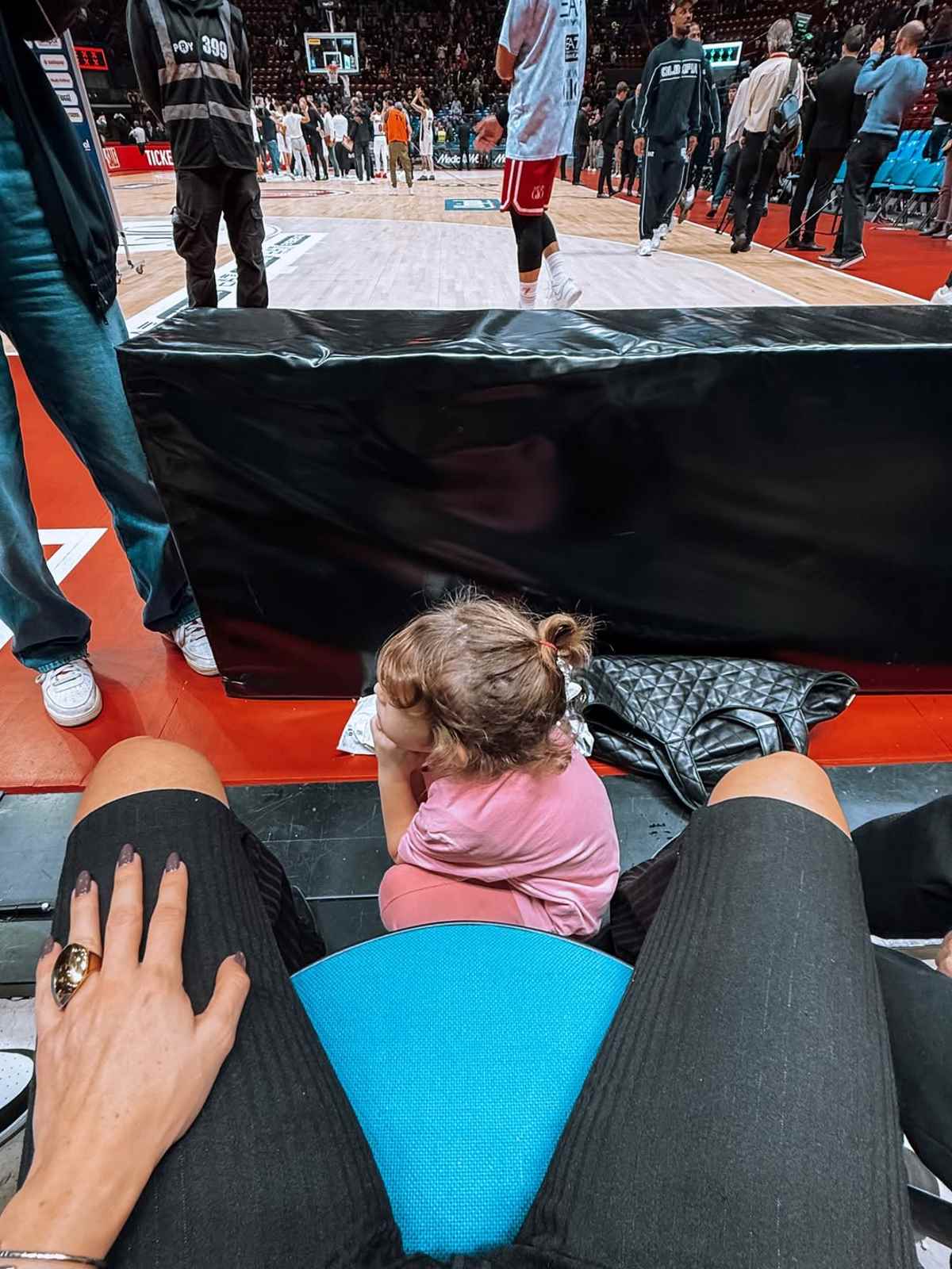 Οικονομάκου: Στην Ιταλία με την κόρη της – Το γλυκό στιγμιότυπο από τον αγώνα μπάσκετ του Τσερέλα 20 Ο Μπρούνο Τσερέλα με την κόρη της Αθηνάς Οικονομάκου