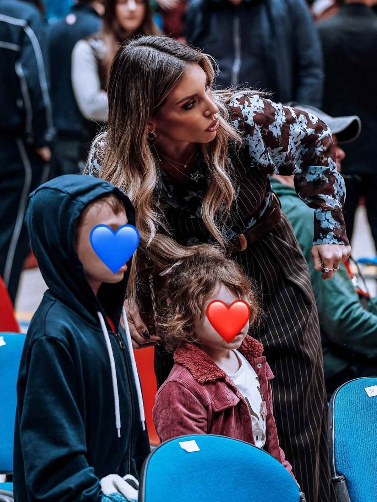 Οικονομάκου: Στην Ιταλία με την κόρη της – Το γλυκό στιγμιότυπο από τον αγώνα μπάσκετ του Τσερέλα 22 Η Αθηνά Οικονομάκου με τον Μπρούνο Τσερέλα και τα παιδιά της στο Μιλάνο