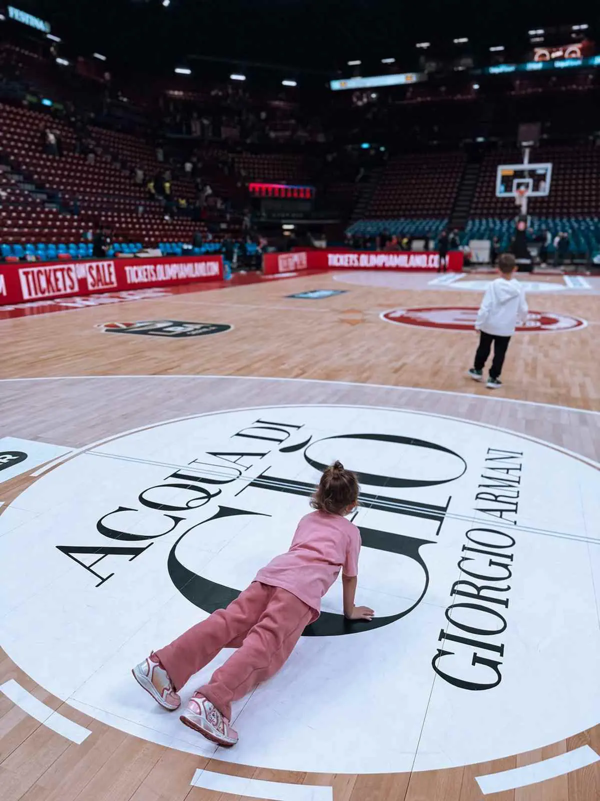 Οικονομάκου: Στην Ιταλία με την κόρη της – Το γλυκό στιγμιότυπο από τον αγώνα μπάσκετ του Τσερέλα 24 Η Αθηνά Οικονομάκου απαθανατίζει τα παιδιά της στο γήπεδο