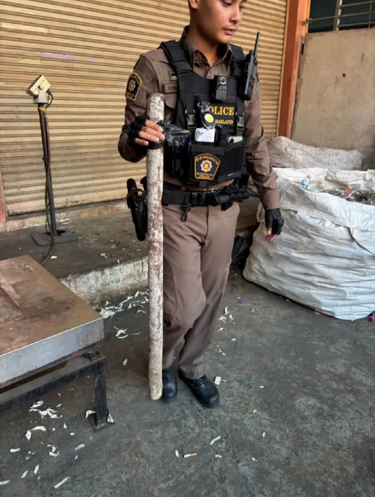 Αμερικανός τουρίστας δολοφονήθηκε με μαχαίρι – Απείλησε την πρώην σύντροφό του για επανασύνδεση 6 Στο σημείο εντοπίστηκαν επίσης ένας μεταλλικός σωλήνας και ένα μαχαίρι.Πηγή: Asia Pacific Press μέσω ViralPress