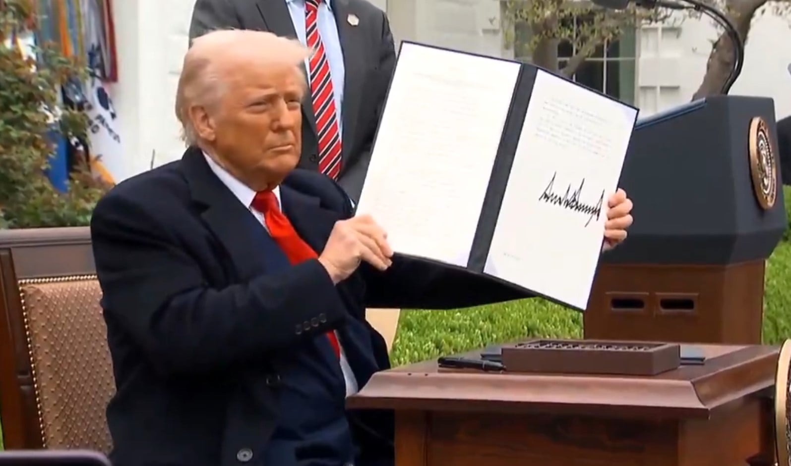 Τραμπ: «Αίσχος» η ετυμηγορία του Ανωτάτου Δικαστηρίου για τους δασμούς