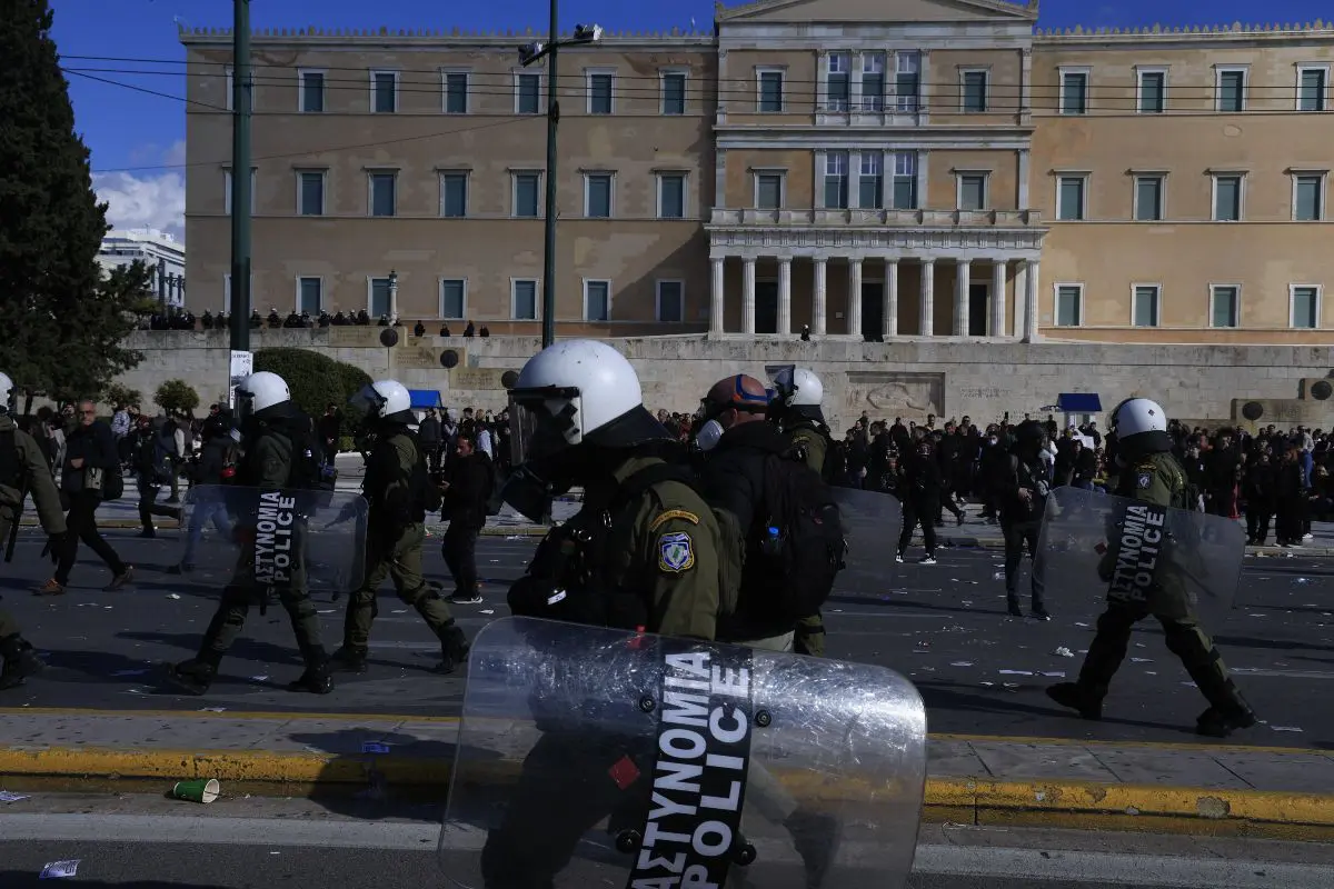 Επεισόδια στο συλλαλητήριο για τα Τέμπη