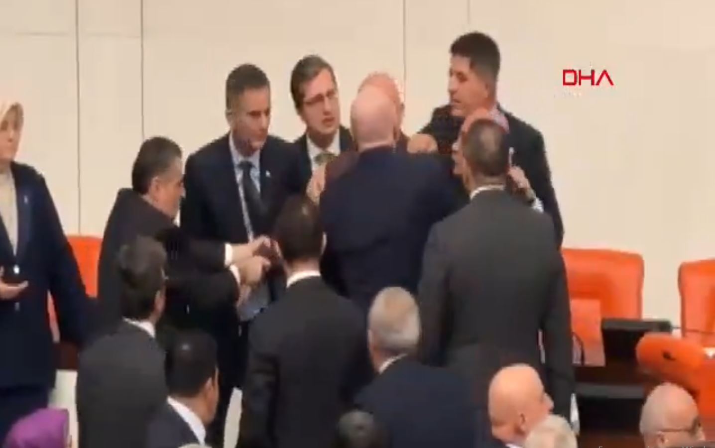 Τουρκία: Η Βουλή μετατράπηκε ξανά σε ρινγκ – Ανταλλαγή γροθιών για την ορκωμοσία του νέου υπουργού Δικαιοσύνης