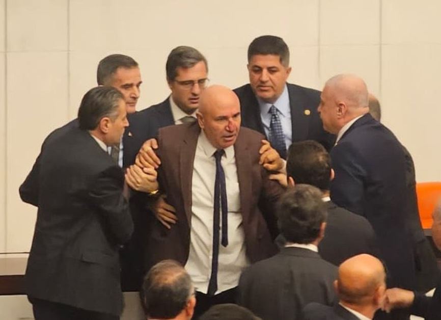 Τουρκία: Η Βουλή μετατράπηκε ξανά σε ρινγκ – Ανταλλαγή γροθιών για την ορκωμοσία του νέου υπουργού Δικαιοσύνης