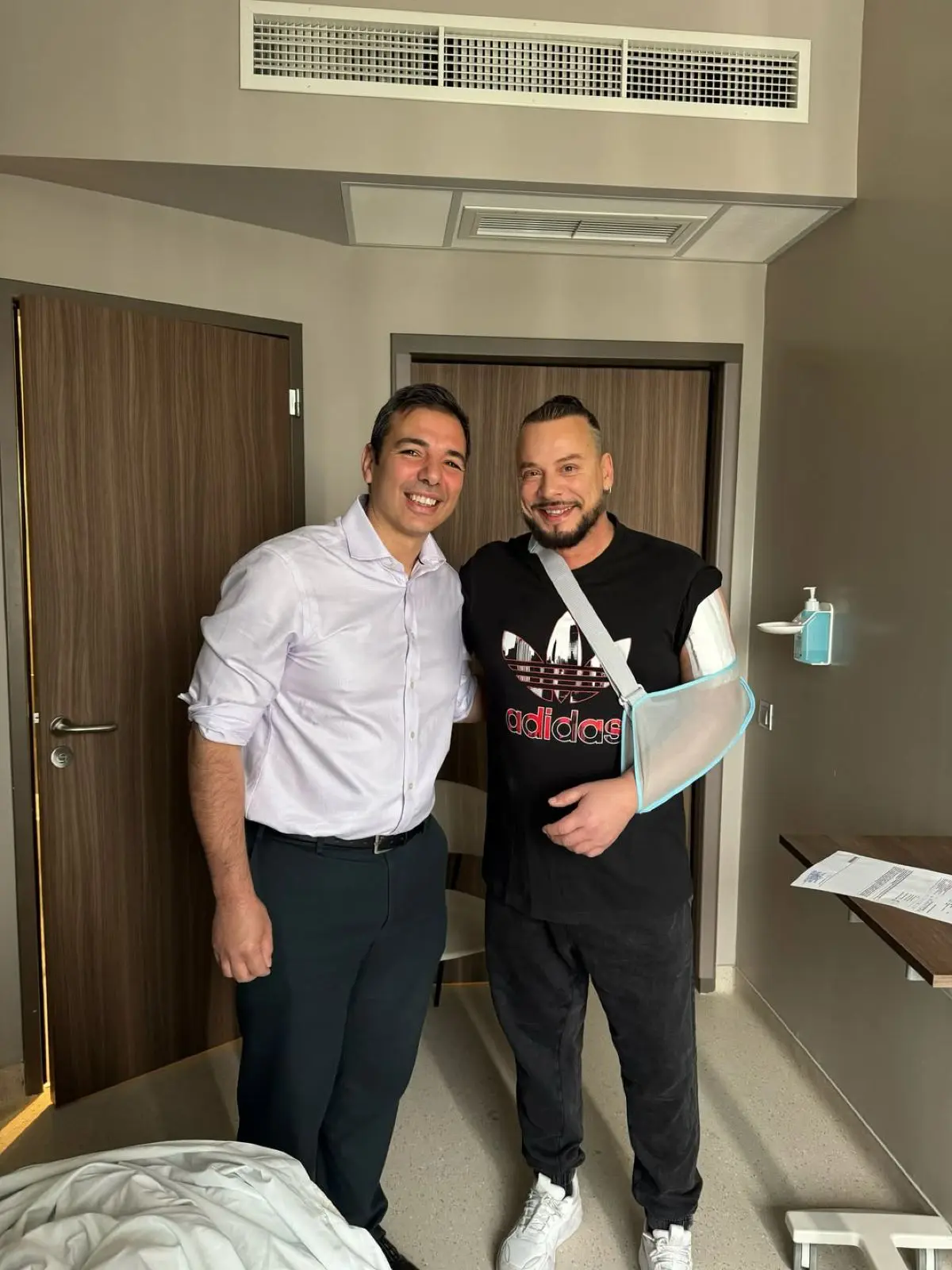 Χρήστος Δάντης: Η πρώτη δημοσίευση μετά την επέμβαση – «Το χέρι μου ήταν κατεστραμμένο» 4 Χρήστος Δάντης χέρι