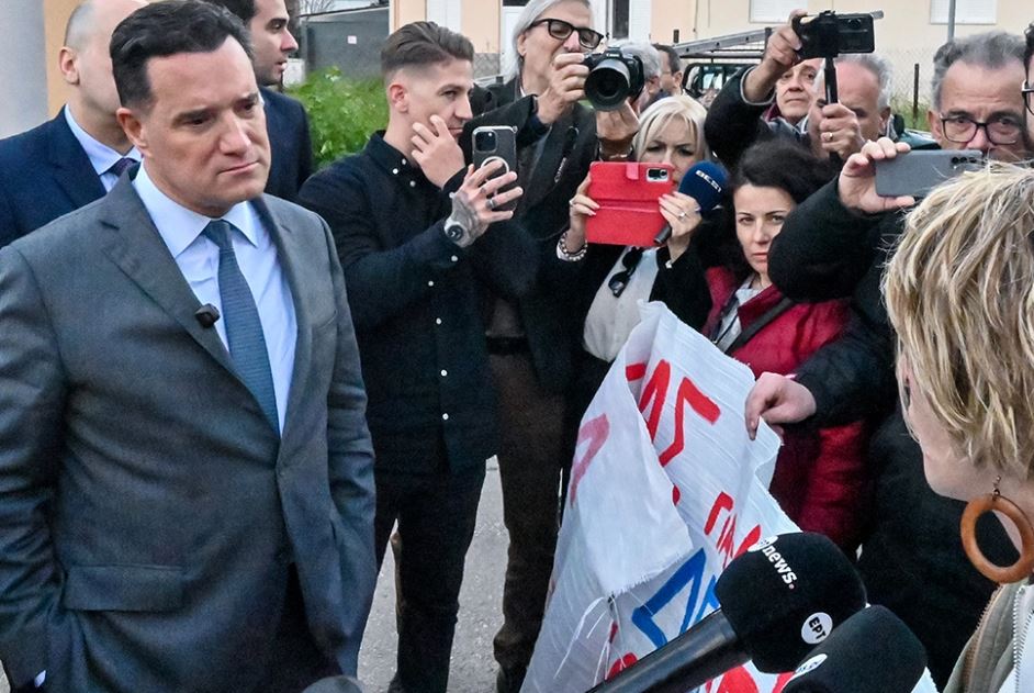 Άδωνις Γεωργιάδης: Μέλη του ΚΚΕ διαμαρτύρονταν έξω από το νοσοκομείο Άργους για τη φρεγάτα «Κίμων» – Η αντίδραση του υπουργού Υγείας