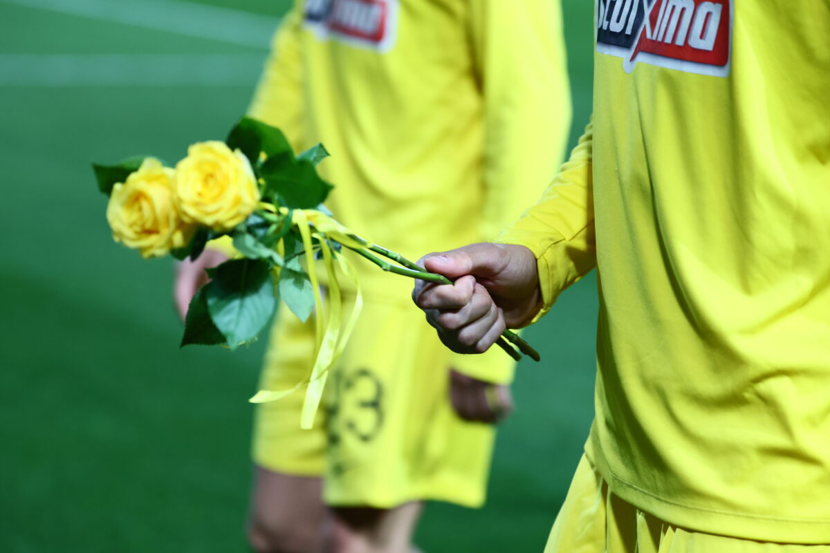 Η ΑΕΚ τίμησε τους επτά αδικοχαμένους οπαδούς του ΠΑΟΚ με κίτρινα άνθη στη θύρα 4 4 Η ΑΕΚ τίμησε τους επτά αδικοχαμένους οπαδούς του ΠΑΟΚ με κίτρινα άνθη στη θύρα 4