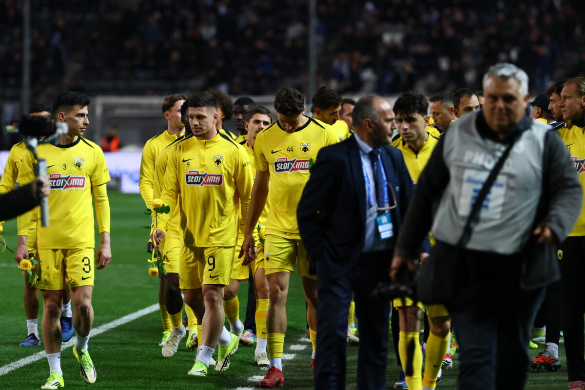 Η ΑΕΚ τίμησε τους επτά αδικοχαμένους οπαδούς του ΠΑΟΚ με κίτρινα άνθη στη θύρα 4 5 Η ΑΕΚ τίμησε τους επτά αδικοχαμένους οπαδούς του ΠΑΟΚ με κίτρινα άνθη στη θύρα 4