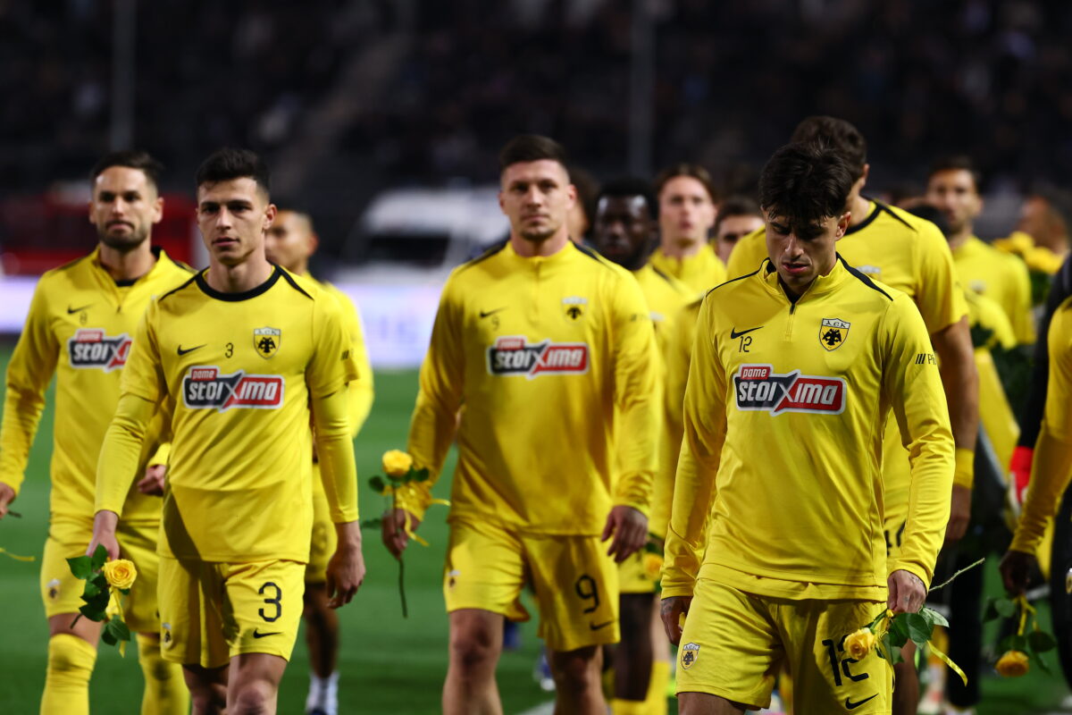 Η ΑΕΚ τίμησε τους επτά αδικοχαμένους οπαδούς του ΠΑΟΚ με κίτρινα άνθη στη θύρα 4 6 Η ΑΕΚ τίμησε τους επτά αδικοχαμένους οπαδούς του ΠΑΟΚ με κίτρινα άνθη στη θύρα 4