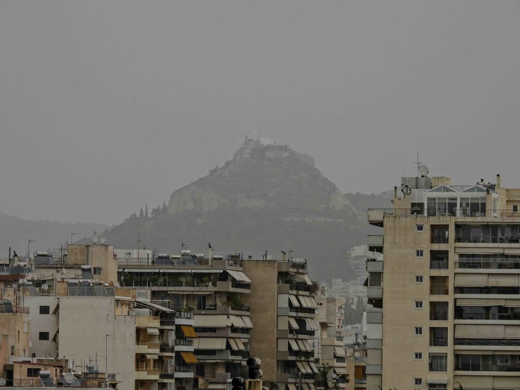 Μυστηριώδες τοπίο: Η αφρικανική σκόνη κάλυψε την Αττική, εξαφανίζοντας ακόμα και την Ακρόπολη – Δείτε φωτογραφίες