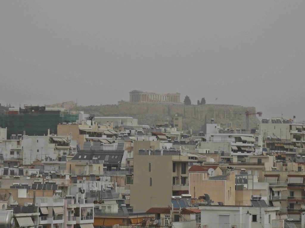 Μυστηριώδες τοπίο: Η αφρικανική σκόνη κάλυψε την Αττική, εξαφανίζοντας ακόμα και την Ακρόπολη – Δείτε φωτογραφίες