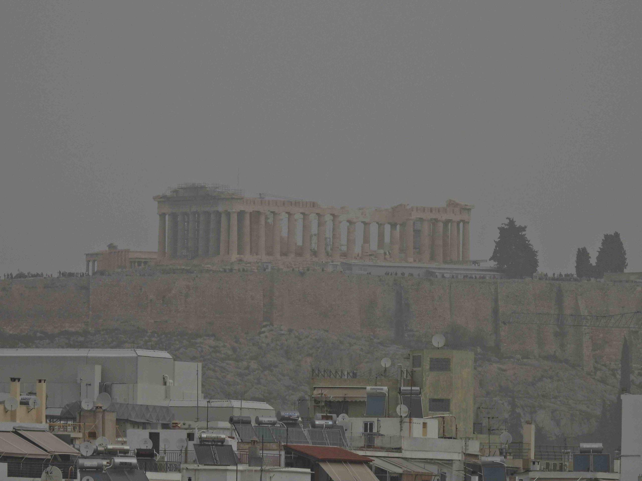 Μυστηριώδες τοπίο: Η αφρικανική σκόνη κάλυψε την Αττική, εξαφανίζοντας ακόμα και την Ακρόπολη – Δείτε φωτογραφίες