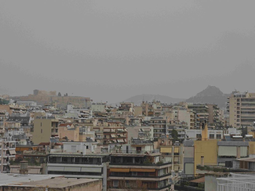 Μυστηριώδες τοπίο: Η αφρικανική σκόνη κάλυψε την Αττική, εξαφανίζοντας ακόμα και την Ακρόπολη – Δείτε φωτογραφίες
